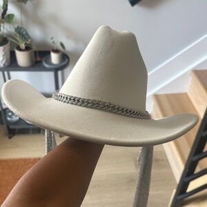 AKIRA White Hat with Silver Chain Accent